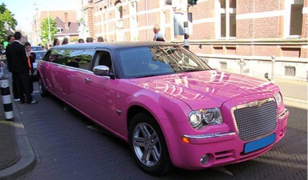 Roze Chrysler limousine huren